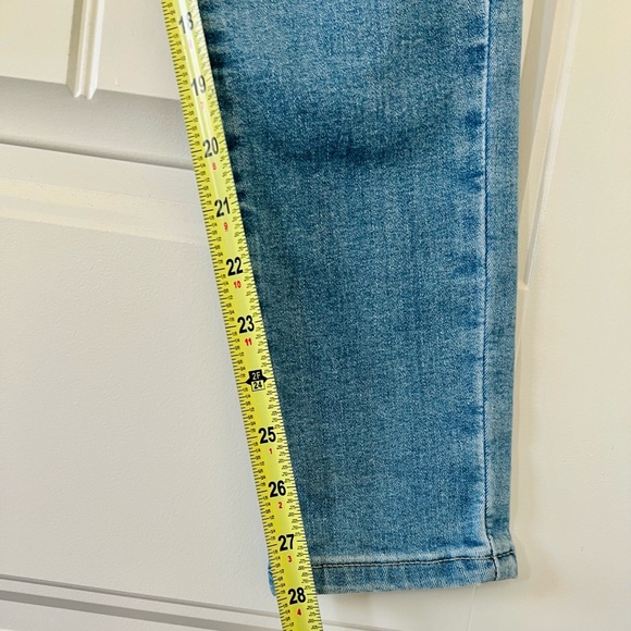 Forever 21 Essential Mid Rise Medium Wash 5-Pocket Sculpting Stretch Skinny Jean - Picture 11 of 11